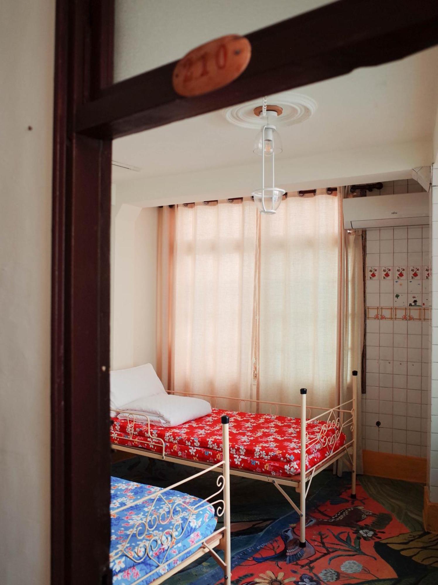 Neat Hostel Тайнань Номер фото