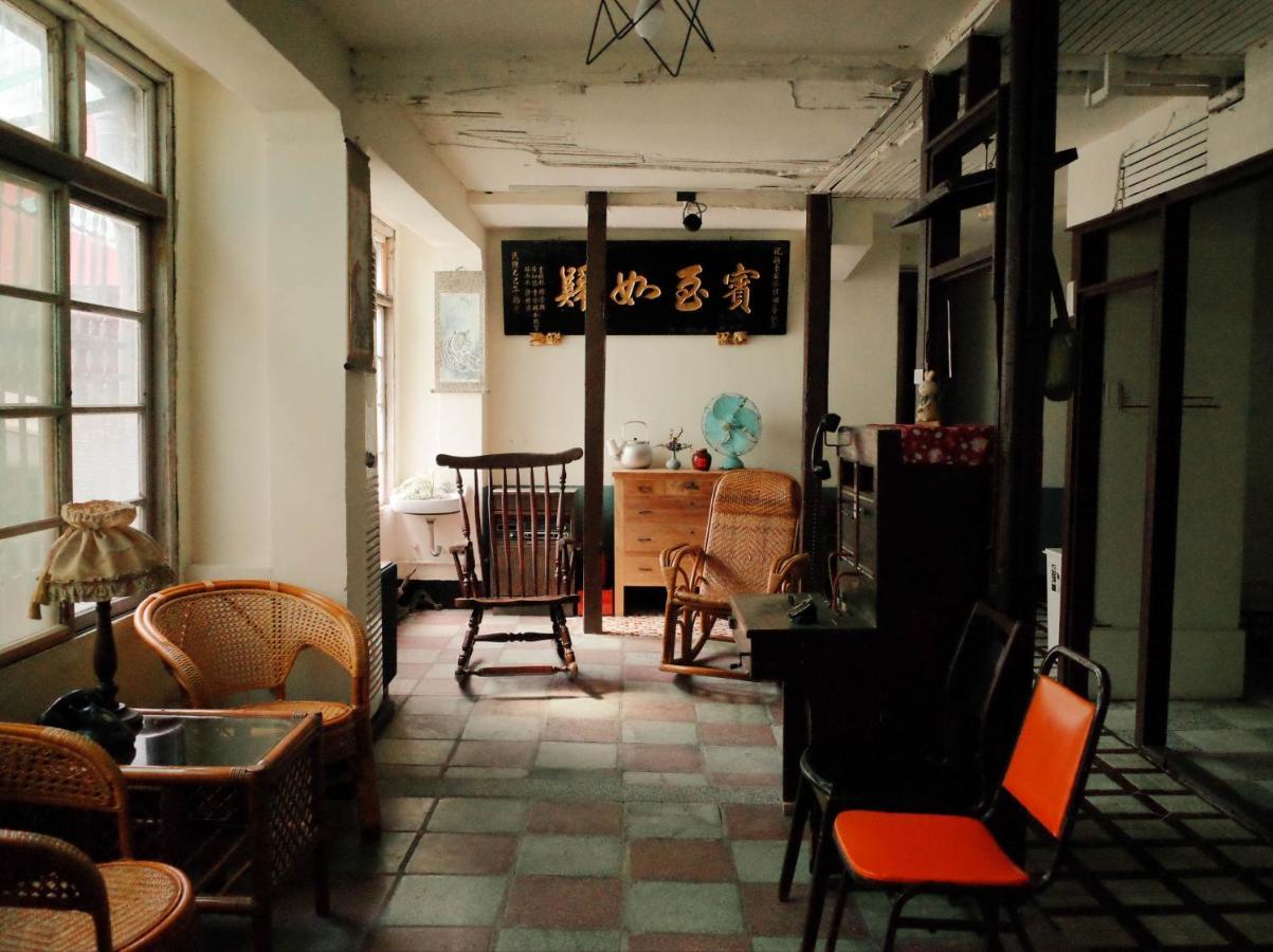 Neat Hostel Тайнань Экстерьер фото